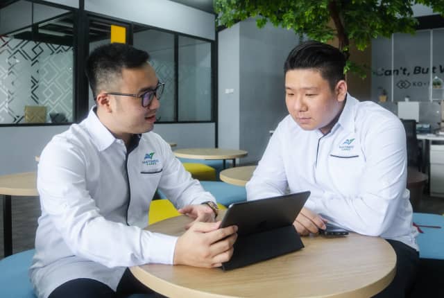 Tim sales sedang menjelaskan proses import