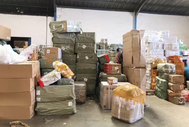 Barang import yang siap dikirim